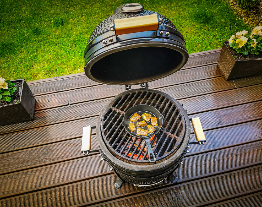 Keramikgrill als Allrounder: Grillen, Smoken, Backen und mehr